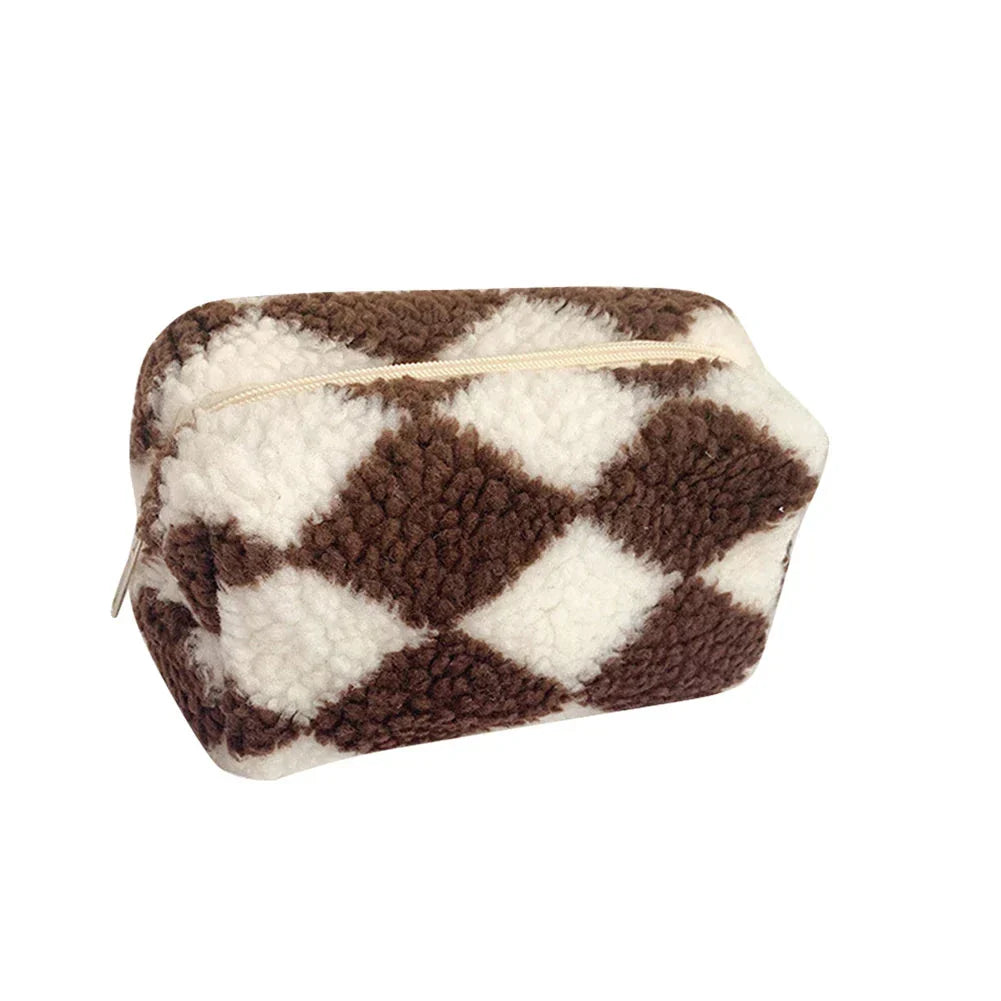Astuccio cosmetico in tessuto peluche marrone e bianco a rombi, chiusura con zip. Accessorio moda, organizer da viaggio, regalo donna.