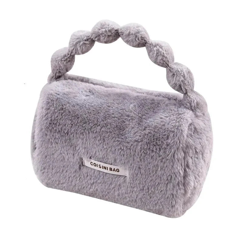 Borsa a mano in pelliccia sintetica grigia, design elegante con manico intrecciato. Accessorio moda donna, ideale per l'inverno.
