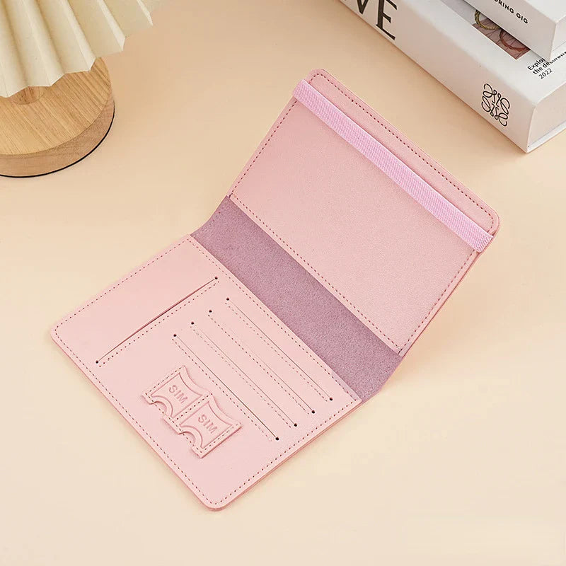 Portafoglio rosa aperto su tavolo, con scomparti per carte e banconote. Design elegante, ideale per donna. Accessorio moda pratico e chic.