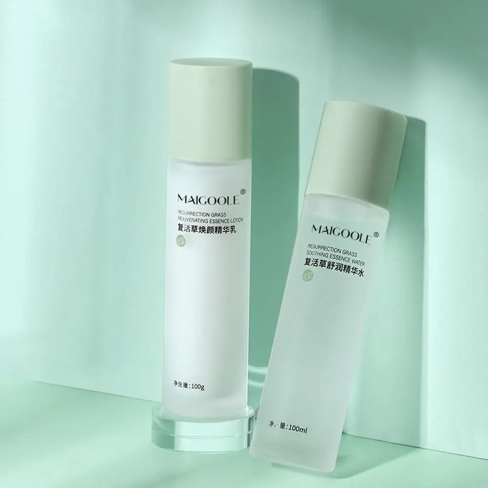 Due bottiglie di lozione per il viso Maigoole su sfondo verde, design elegante e minimalista, ideale per cura della pelle sensibile e idratazione profonda.
