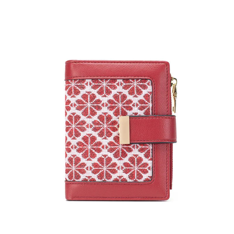 Portafoglio donna rosso in pelle con motivo geometrico bianco e rosso, chiusura a zip dorata, design elegante e compatto. Accessorio moda femminile.