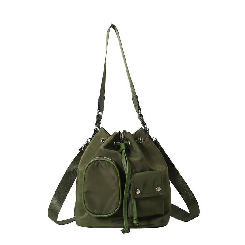 Borsa a tracolla verde oliva in nylon con tasca frontale, chiusura a coulisse e dettagli metallici. Design elegante e funzionale per ogni occasione.