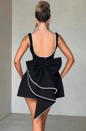Abito nero elegante con fiocco posteriore e dettagli perle, design senza maniche, scollatura profonda, moda donna, abbigliamento da sera sofisticato.