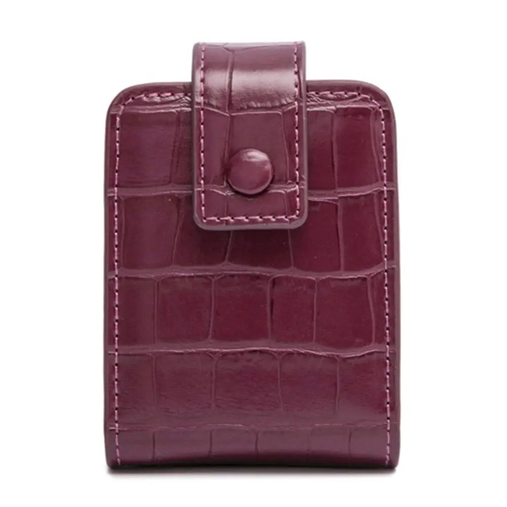 Portafoglio donna in pelle viola con texture coccodrillo, chiusura a bottone. Elegante accessorio moda, compatto e raffinato.
