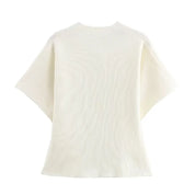 Maglia bianca a maniche corte, design minimalista, tessuto leggero e traspirante, ideale per look casual ed eleganti. Perfetta per ogni stagione.