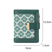Portafoglio donna verde in pelle e tessuto, motivo quadrifoglio, chiusura con bottone, dimensioni 12.5x10x1.5 cm, elegante e compatto.