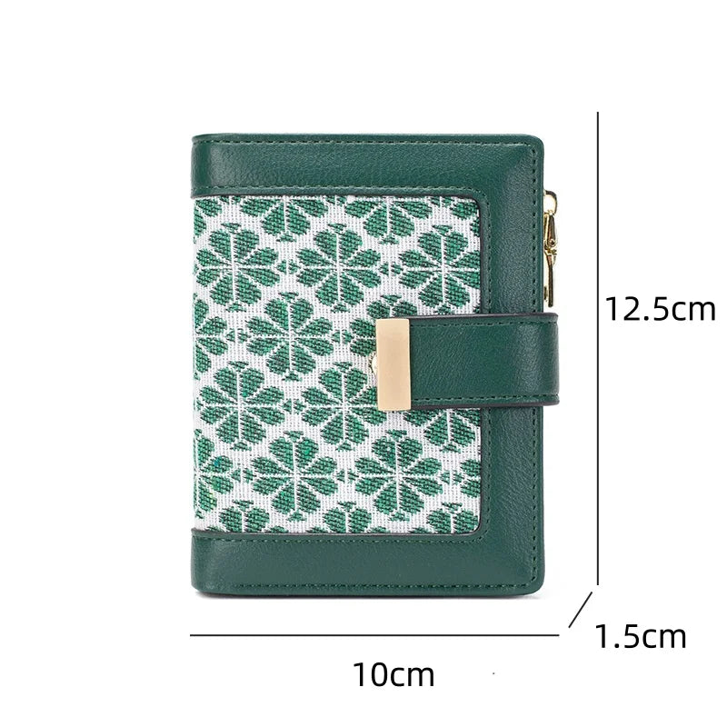 Portafoglio donna verde in pelle e tessuto, motivo quadrifoglio, chiusura con bottone, dimensioni 12.5x10x1.5 cm, elegante e compatto.