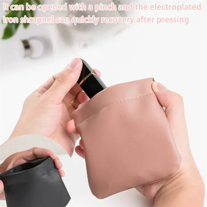 Mano che inserisce un rasoio elettrico in una custodia rosa. Accessorio da viaggio compatto, ideale per la cura personale e la rasatura portatile.
