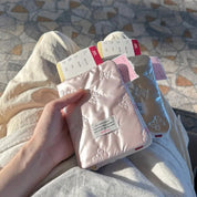 Custodia passaporto rosa con motivo a farfalle, biglietti aerei visibili. Accessorio da viaggio elegante, ideale per viaggiatori frequenti.