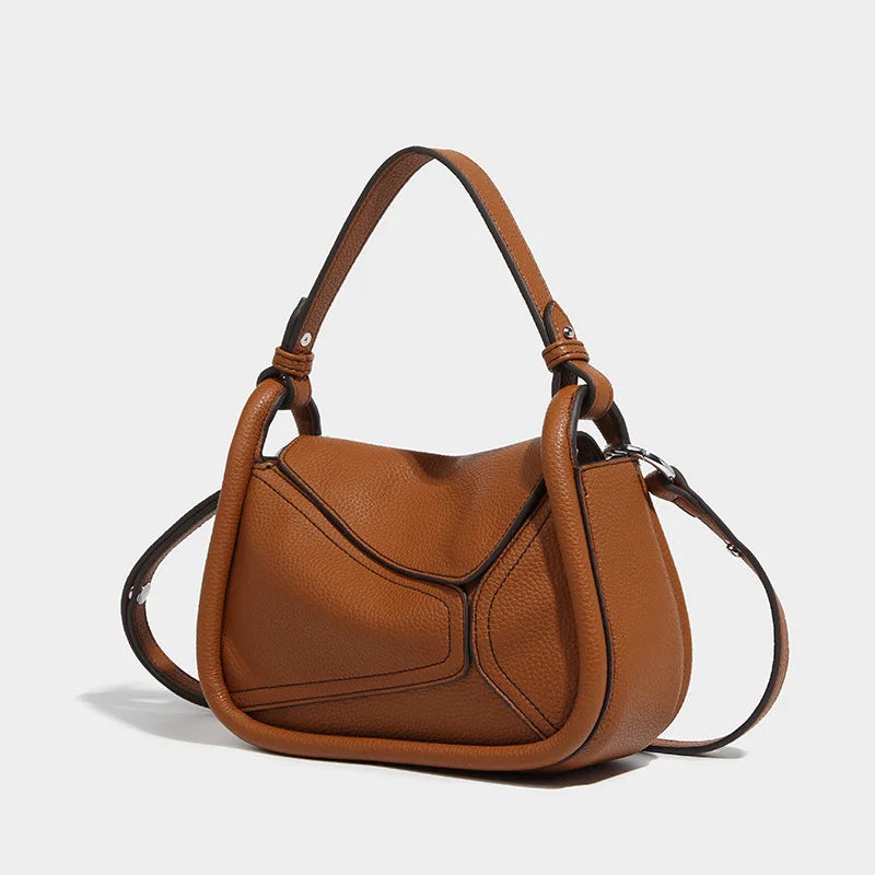 Borsa a spalla in pelle marrone, design moderno e minimalista, con tracolla regolabile. Accessorio di moda elegante per donna.