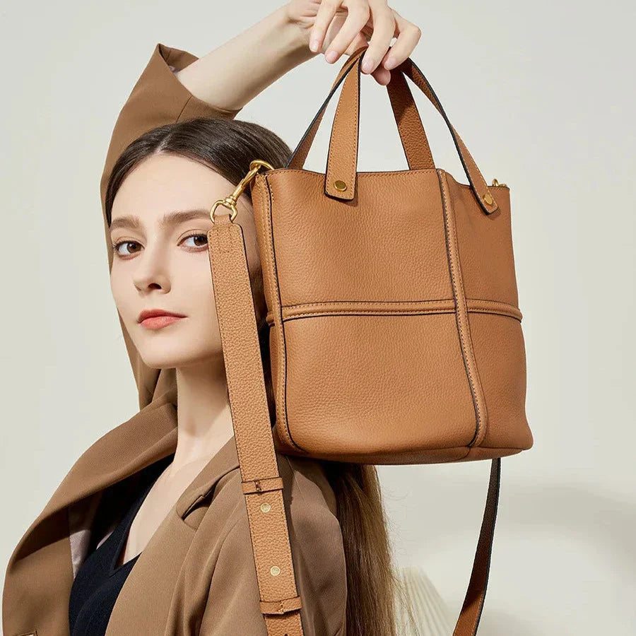 Donna con borsa a tracolla in pelle marrone, design elegante e moderno, moda femminile, accessorio di lusso, stile casual chic.