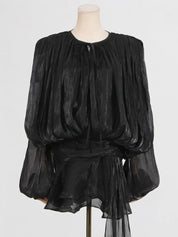 Blusa nera in chiffon trasparente con maniche lunghe e ampie, scollo a goccia, design elegante e moderno. Perfetta per moda donna autunno.