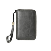 Portafoglio uomo in pelle nera con cerniera e cinturino, design elegante e compatto, ideale per carte e contanti. Accessorio moda maschile.
