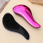 Spazzole districanti per capelli, una rosa lucida e una nera opaca, su sfondo beige. Design ergonomico, ideale per capelli lisci e ricci.
