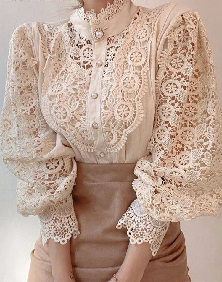 Blusa elegante in pizzo bianco con maniche a sbuffo e dettagli in perle, stile vintage, moda donna, abbigliamento chic, tendenza 2023.