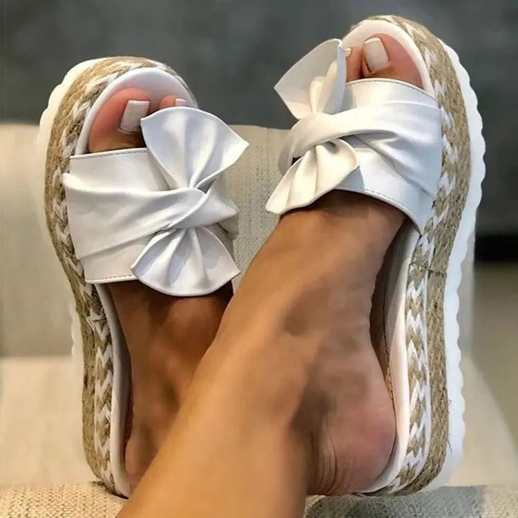 Sandali donna con zeppa in corda, fiocco bianco, suola antiscivolo. Scarpe estive eleganti, comode, ideali per moda casual e serate estive.