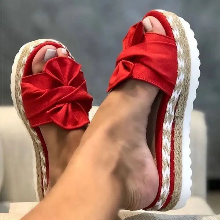 Sandali estivi donna rossi con fiocco, suola in corda intrecciata e gomma bianca. Scarpe moda casual, comode e trendy per l'estate.