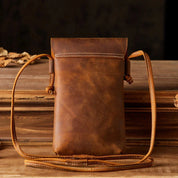 Borsa a tracolla in pelle marrone vintage, design elegante e compatto, ideale per uomo e donna, perfetta per smartphone e accessori essenziali.