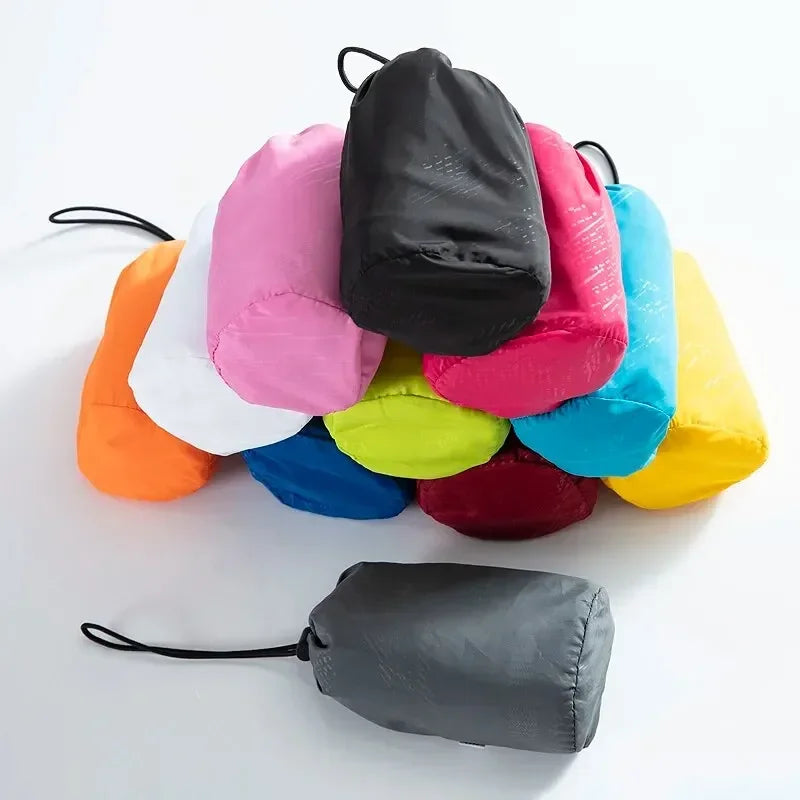Sacchetti pieghevoli multicolore in nylon, compatti e leggeri, ideali per viaggi e shopping. Disponibili in vari colori vivaci.