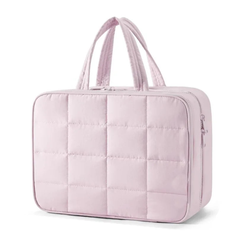 Borsa da viaggio rosa trapuntata, spaziosa e resistente, con manici doppi. Ideale per viaggi, weekend, bagaglio a mano. Design elegante e pratico.