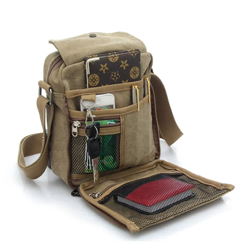Borsa a tracolla in tela beige con tasche multiple, contenente chiavi, smartphone e portafoglio. Design pratico per viaggi e uso quotidiano.
