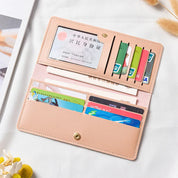 Portafoglio in pelle rosa aperto con scomparti per carte di credito, documenti e banconote, design elegante e funzionale, accessorio moda donna.