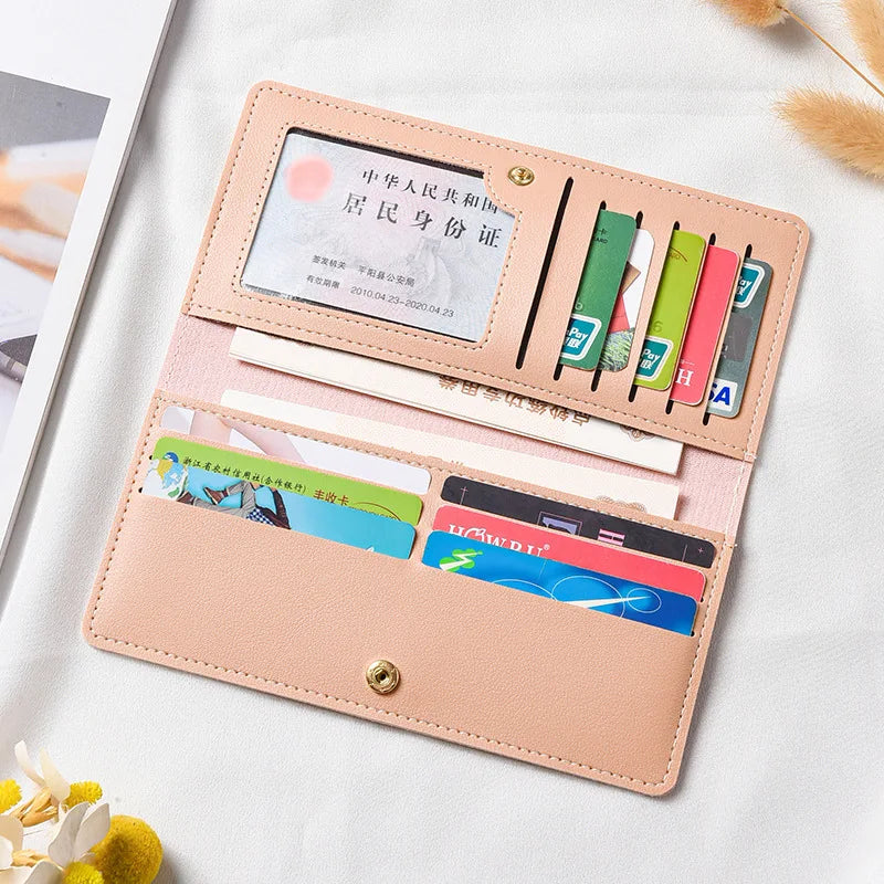 Portafoglio in pelle rosa aperto con scomparti per carte di credito, documenti e banconote, design elegante e funzionale, accessorio moda donna.