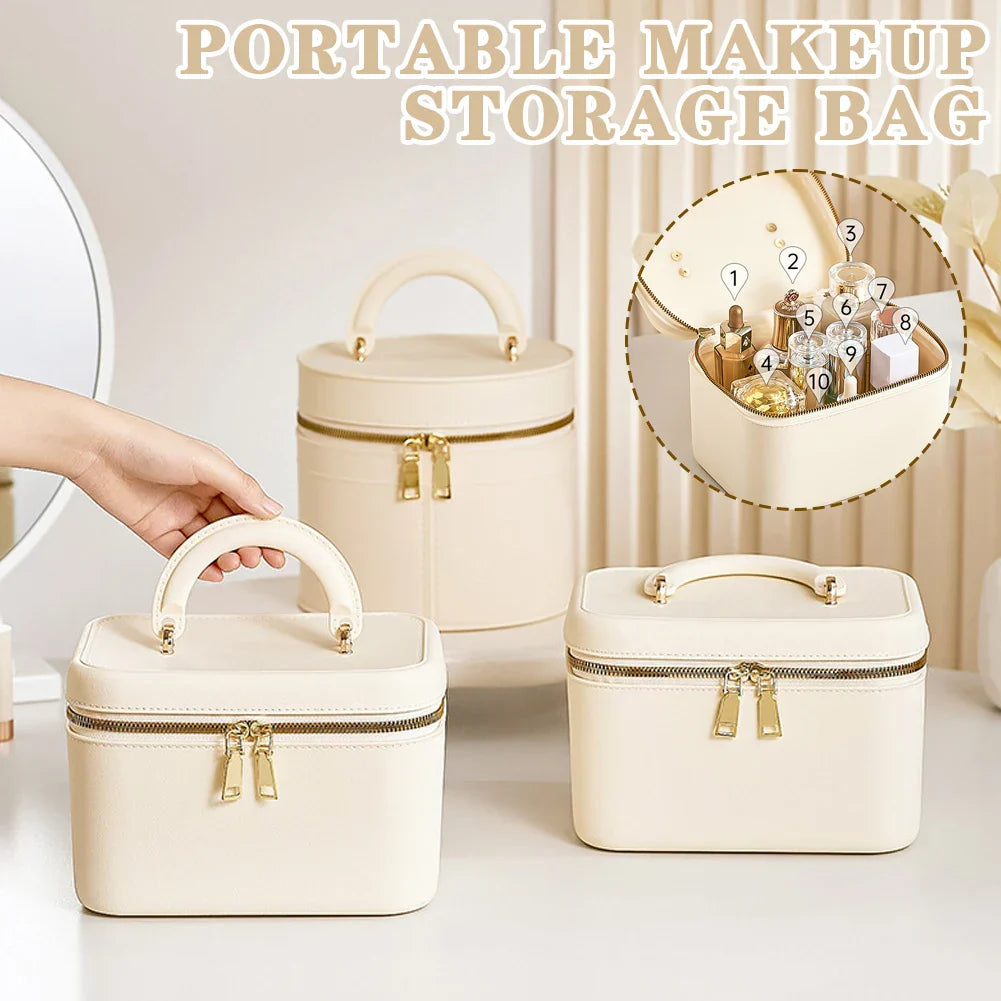 Borsa trucco portatile beige con cerniera dorata, manico superiore, ideale per organizzare cosmetici e accessori. Design elegante e funzionale.