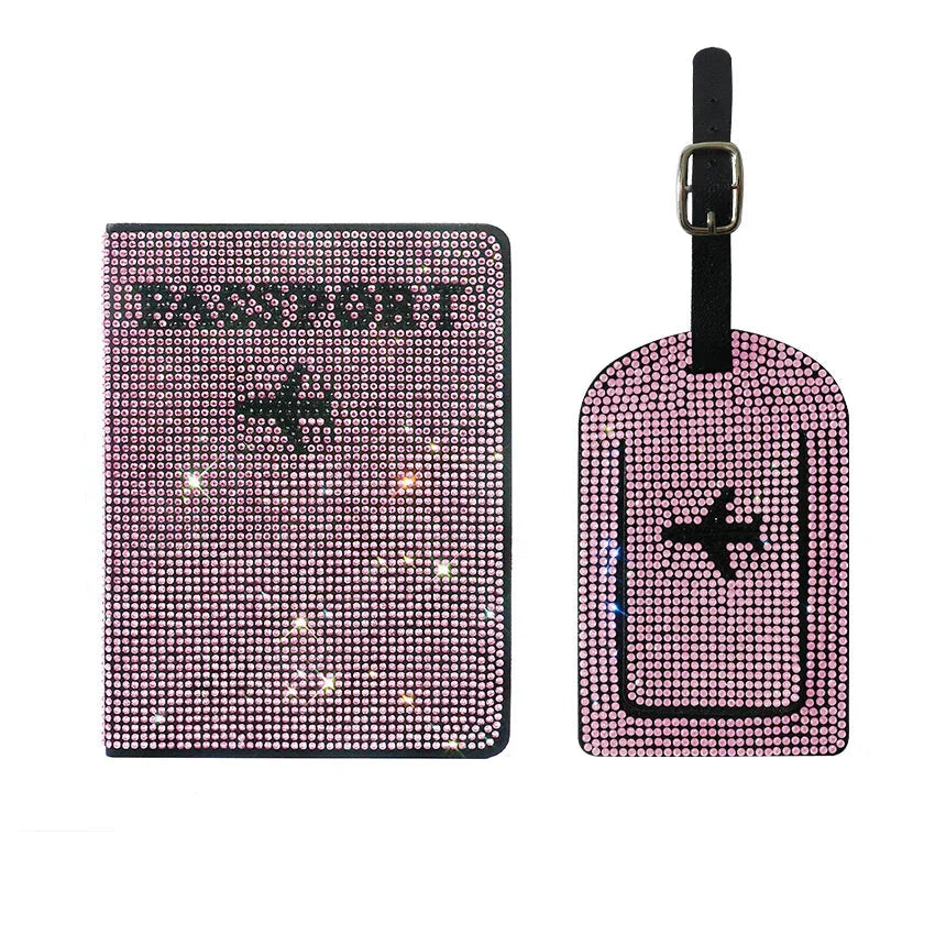 Portapassaporto e targhetta bagaglio rosa con strass, design aereo, accessori da viaggio eleganti, set coordinato, regalo perfetto per viaggiatori.