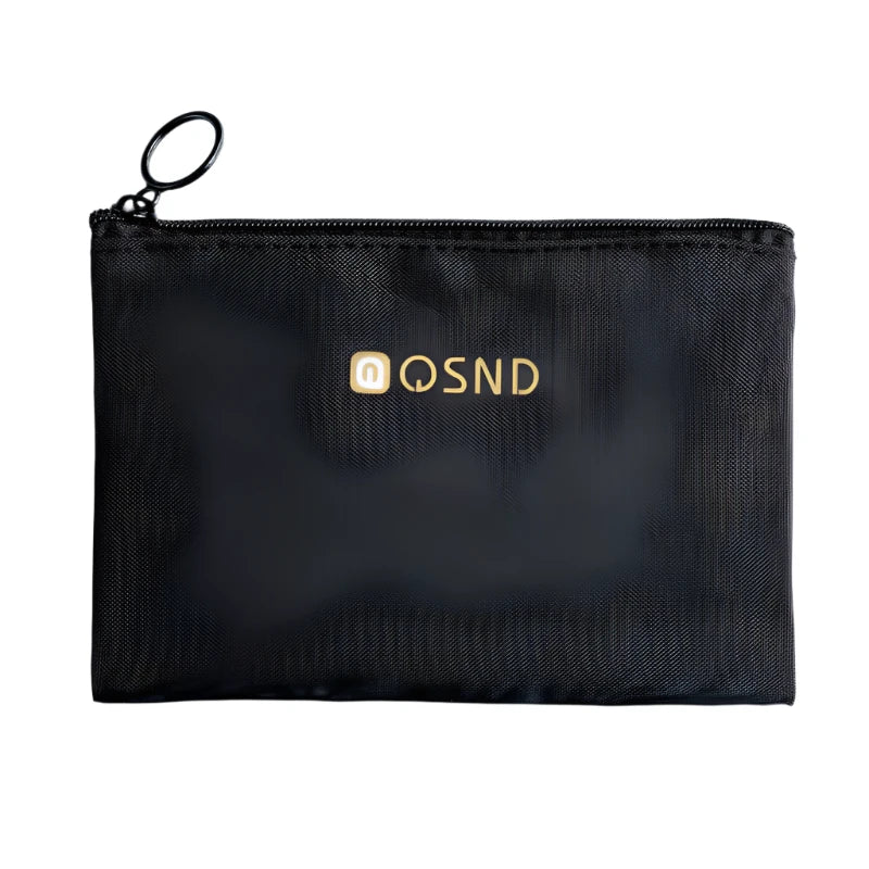Borsa organizer nera con cerniera e logo QSND, ideale per viaggi e accessori. Design compatto e resistente, perfetto per organizzare oggetti personali.