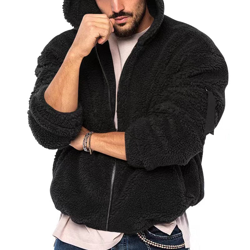 Giacca uomo in pile nero con cappuccio, chiusura zip, stile casual. Perfetta per l'inverno, calda e confortevole. Moda maschile autunno inverno.