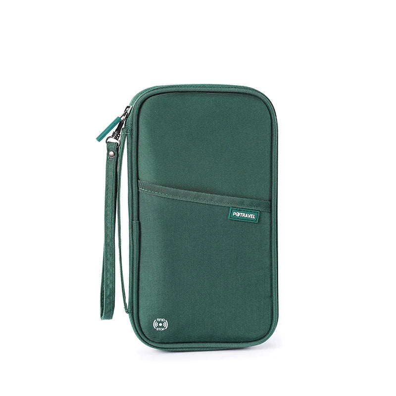 Custodia da viaggio verde con cerniera, tasca frontale e cinturino. Ideale per documenti e accessori. Design compatto e funzionale.
