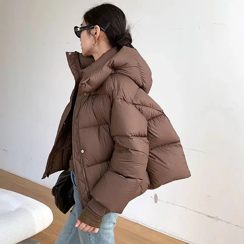 Giacca invernale donna marrone, imbottita, con cappuccio, stile casual. Perfetta per look autunnali e invernali. Moda femminile trendy.