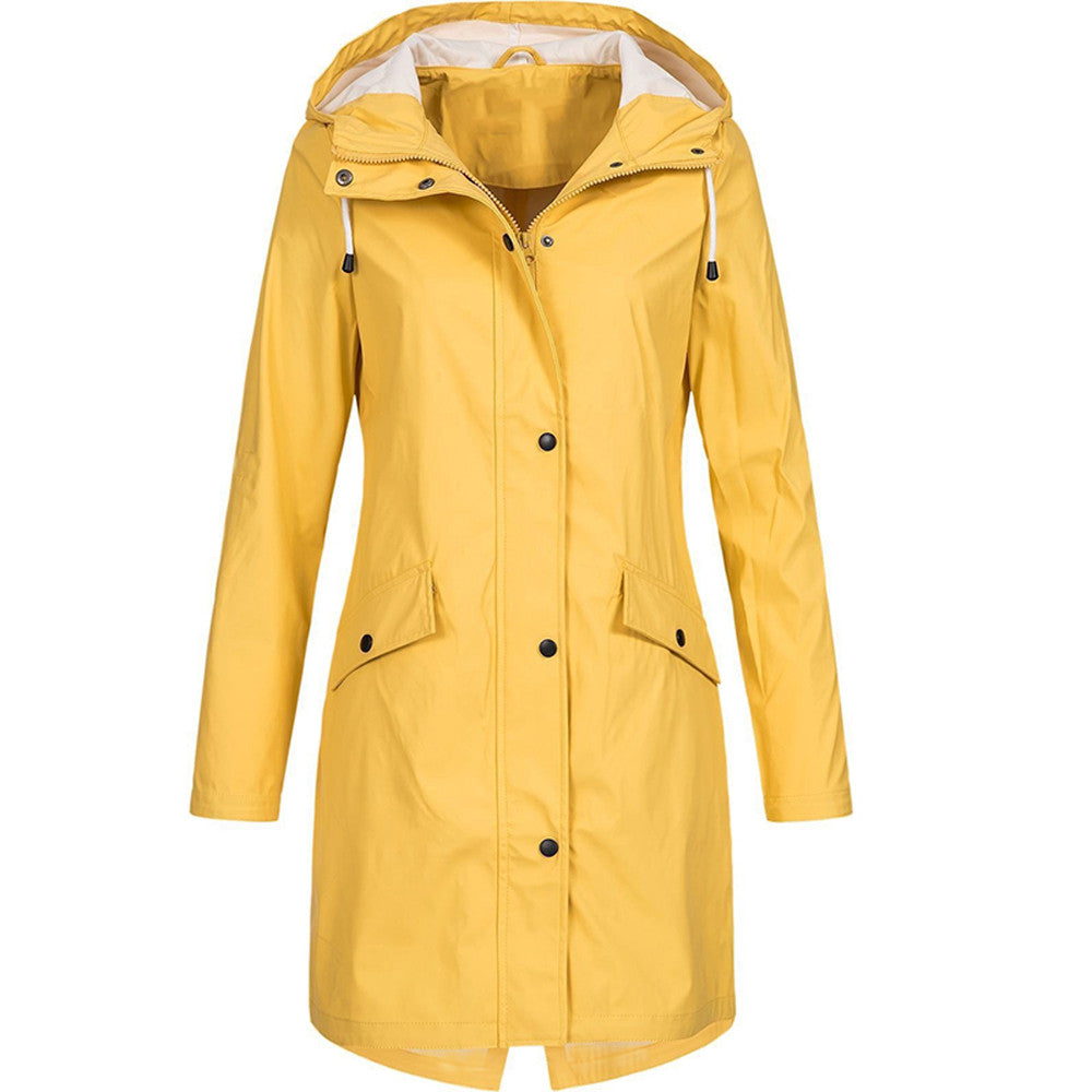 Giacca impermeabile gialla da donna con cappuccio, chiusura a bottoni, tasche frontali. Elegante e pratica per pioggia e outdoor.