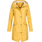 Giacca impermeabile gialla da donna con cappuccio, chiusura a bottoni, tasche frontali. Elegante e pratica per pioggia e outdoor.