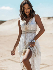 Abito estivo bianco in pizzo, donna in spiaggia, stile boho chic, dettagli ricamati, moda femminile, abbigliamento estivo elegante.