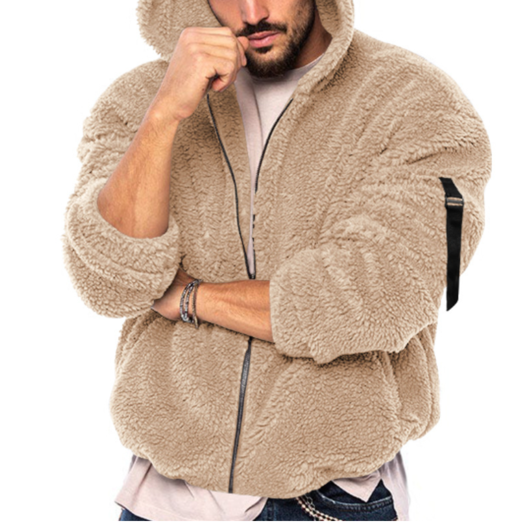 Giacca in pile beige da uomo con cappuccio, zip frontale e tasca sulla manica. Moda invernale, abbigliamento casual caldo e confortevole.