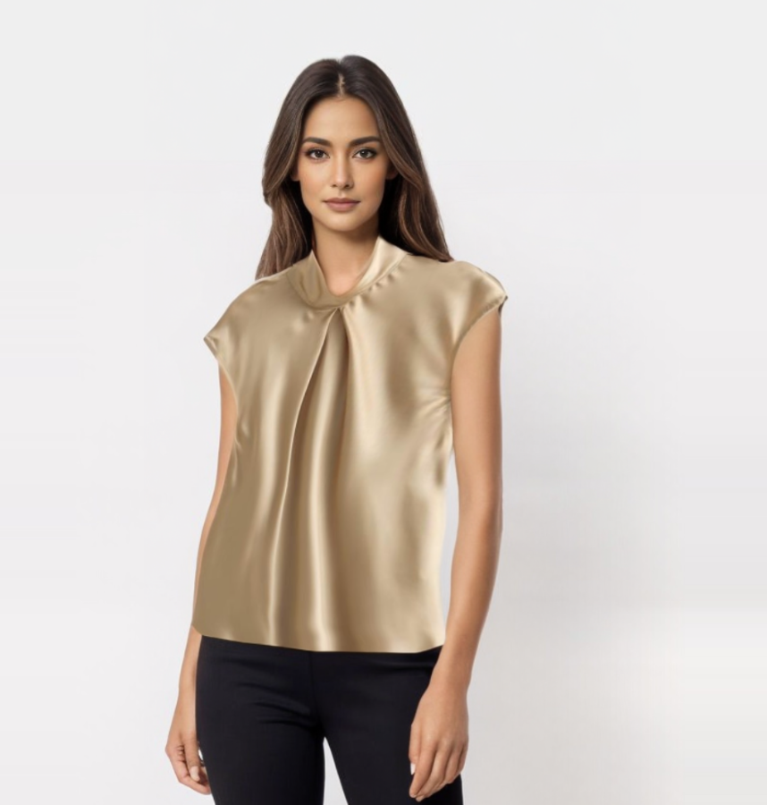 Blusa elegante in raso dorato con maniche corte, indossata da una modella su sfondo bianco. Moda femminile, abbigliamento chic, top satinato.