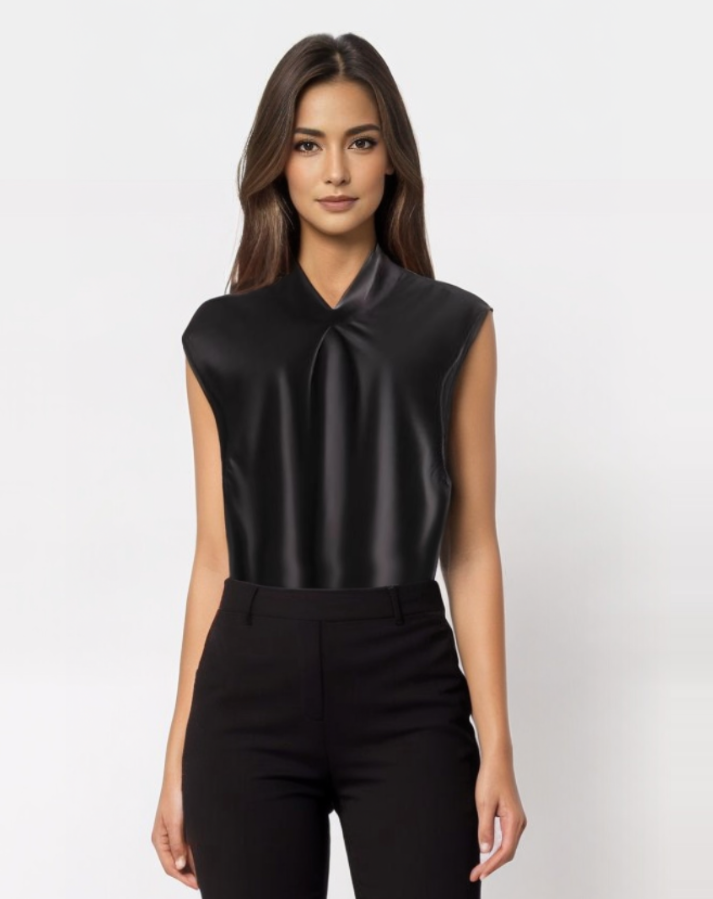 Donna con top nero senza maniche in raso, elegante e moderno, su sfondo bianco. Moda femminile, abbigliamento chic, stile sofisticato.