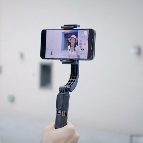 Smartphone su stabilizzatore gimbal, ripresa video di una donna. Accessorio per video stabili, ideale per vlogging e creazione contenuti.