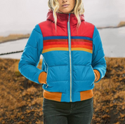 Giacca invernale colorata da donna con cappuccio, design a righe rosse e arancioni, perfetta per escursioni e attività all'aperto.