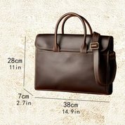 Borsa ventiquattrore in pelle marrone con tracolla regolabile, dimensioni 38x28x7 cm. Elegante e pratica per lavoro e viaggi d'affari.