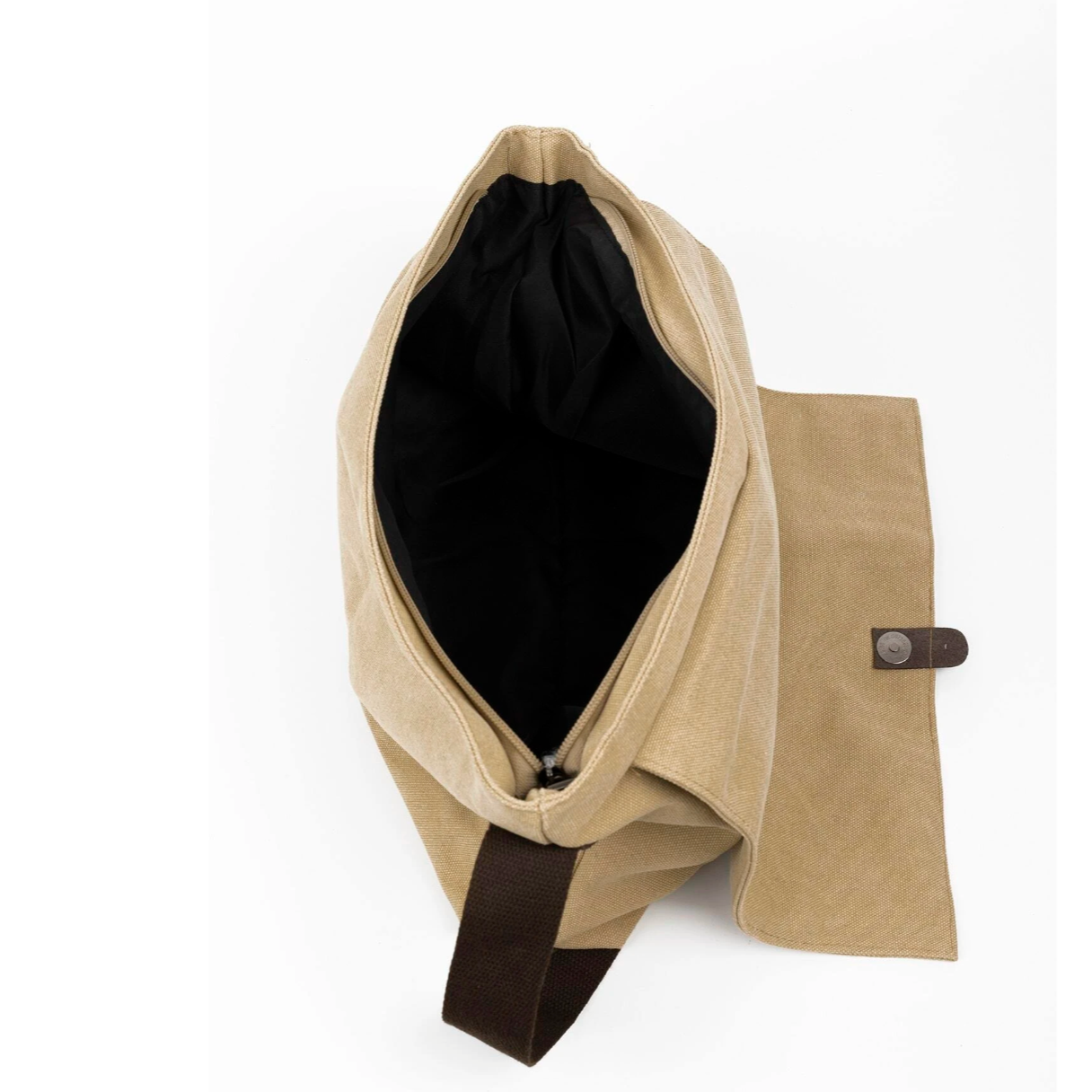 Borsa tote in tela beige con interno nero, chiusura a zip e patta con bottone. Design elegante e spazioso, ideale per shopping e uso quotidiano.