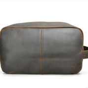 Borsa da viaggio in pelle marrone vintage, design rettangolare, cuciture centrali, ideale per uomo, accessorio elegante e resistente.