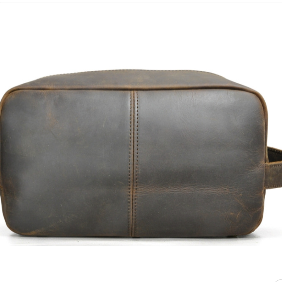 Borsa da viaggio in pelle marrone vintage, design rettangolare, cuciture centrali, ideale per uomo, accessorio elegante e resistente.