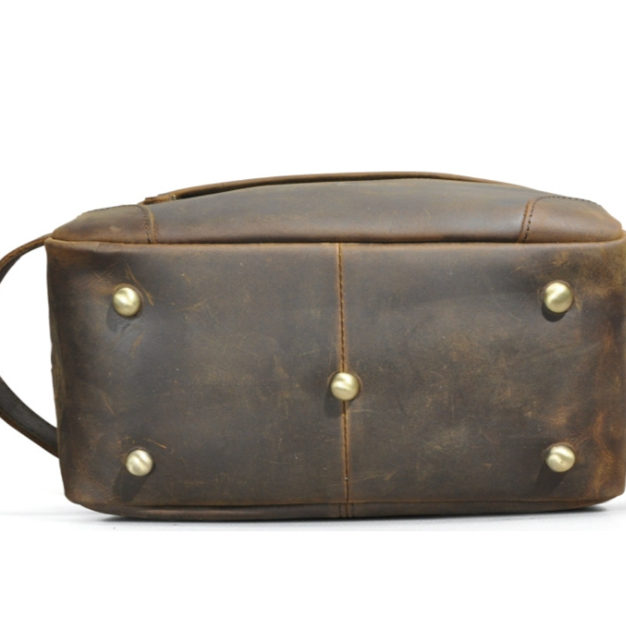 Borsa a tracolla in pelle marrone vintage, base con piedini metallici dorati, design elegante e resistente, ideale per uomo e donna.
