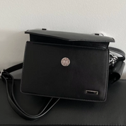 Borsa a tracolla nera in pelle con chiusura magnetica, design elegante e minimalista, ideale per moda donna, accessorio versatile e di tendenza.