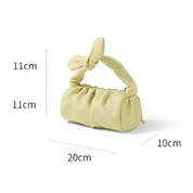 Borsa a mano verde chiaro in pelle sintetica, design moderno con manico annodato. Dimensioni: 20x10x11 cm. Accessorio moda elegante e versatile.