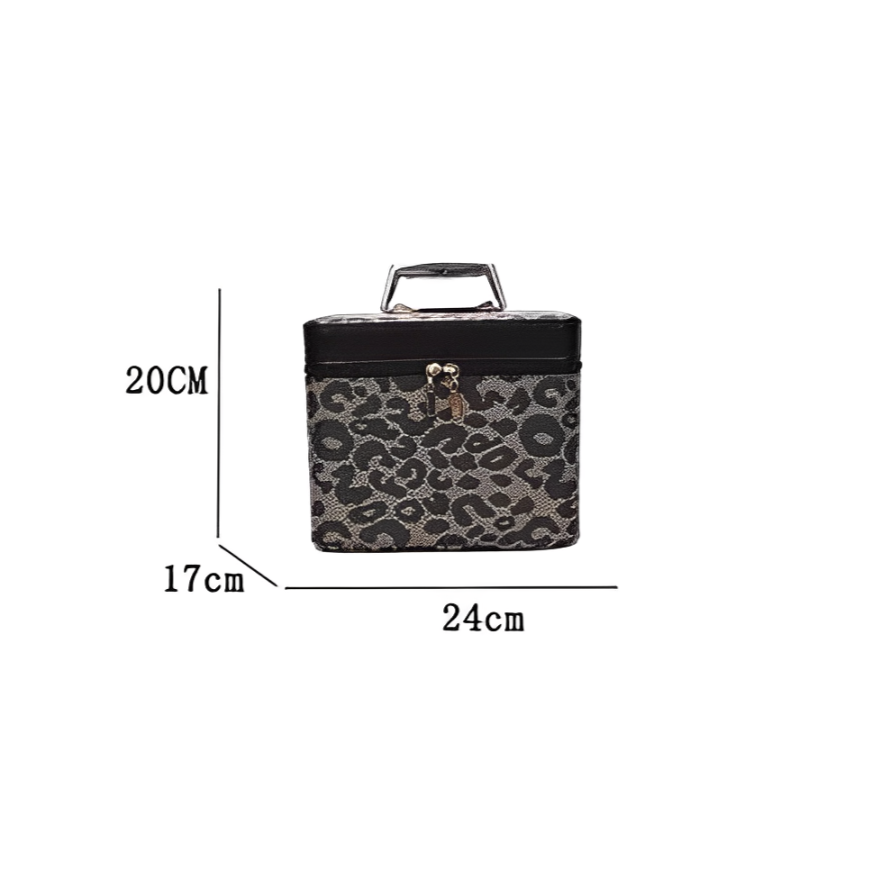 Borsa cosmetica rettangolare in tessuto leopardato grigio, dimensioni 24x17x20 cm, con manico e chiusura a zip. Accessorio moda elegante e pratico.