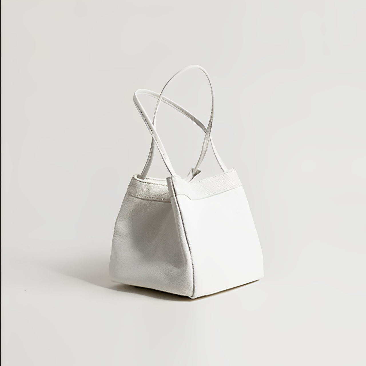 Borsa a mano bianca in pelle, design elegante e minimalista, con doppio manico. Accessorio moda donna, perfetto per ogni occasione.